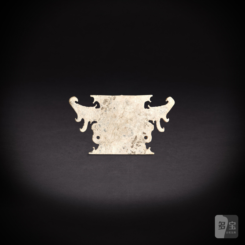 A jade 'mask' pendant, Neolithic period, Shijiahe culture | 新石器時代 石家河文化 玉面人頭像 - 图2